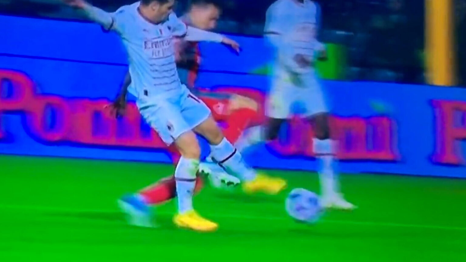 Milan, il mancato rigore su Diaz è uguale a quello su Osimhen? Il contrasto tra Gonzalo Escalante e Brahim Diaz nel secondo tempo di Cremonese-Milan. Per il direttore di gara non è calcio di rigore.