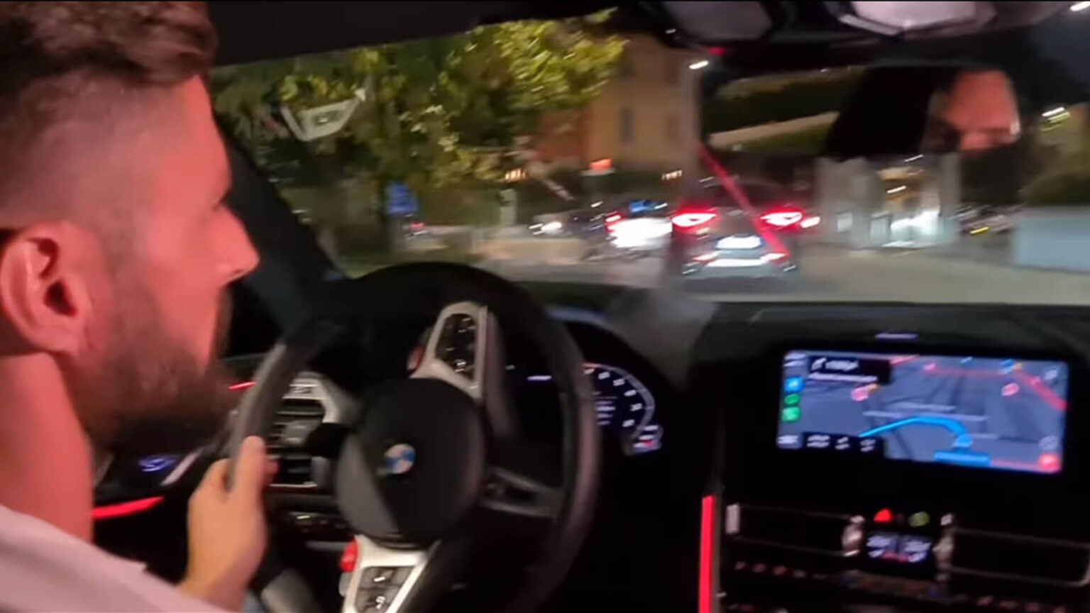 Milan, Giroud è da Sanremo! Gira per Milano e canta…Cotugno Olivier Giroud ripreso in auto mentre gira per le vie di Milano cantando