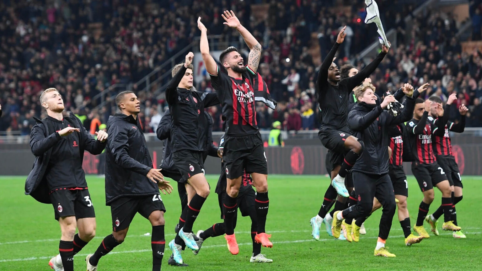 Milan-Fiorentina: l'esultanza a fine partita sotto la Curva Sud.