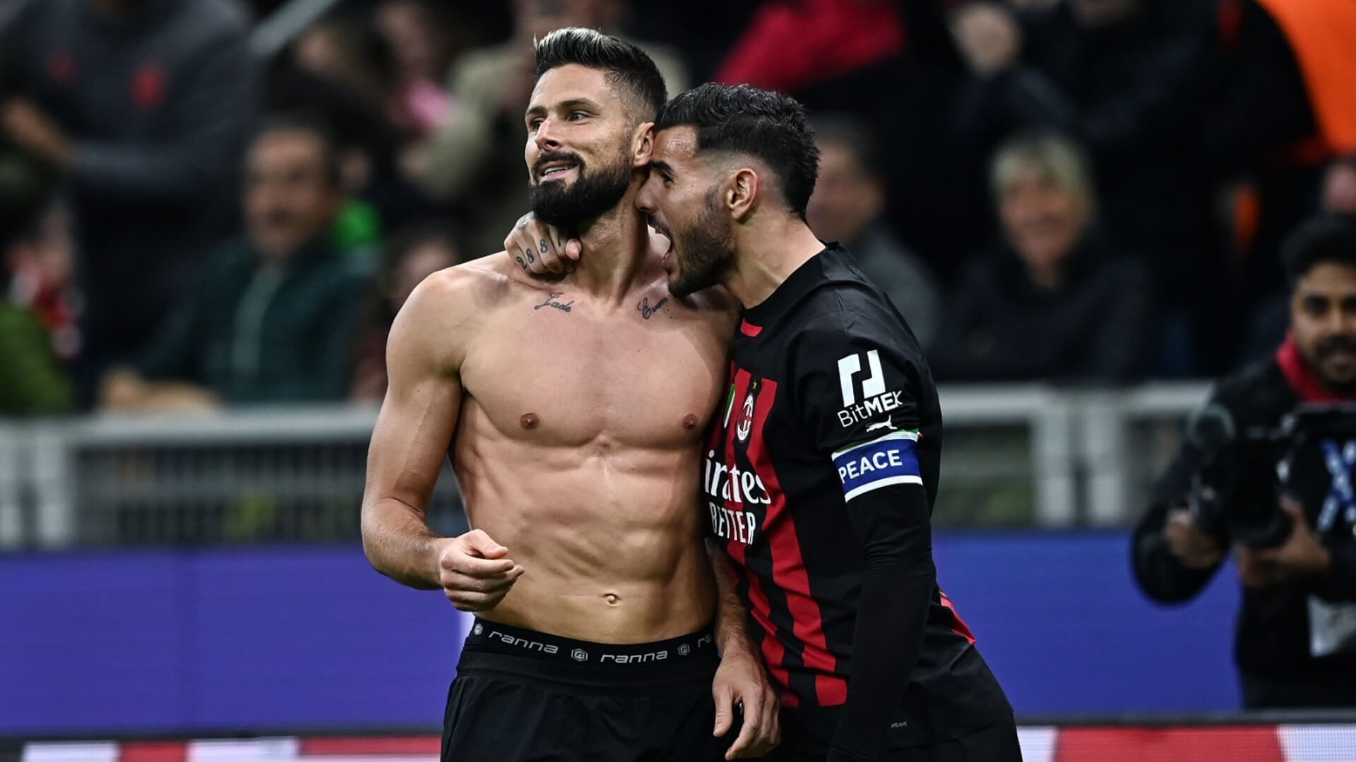 Milan-Spezia 2-1: l'esultanza di Olivier Giroud e Theo Hernandez. Nei recuperi finali il Milan ha già segnato tre gol in stagione in campionato.