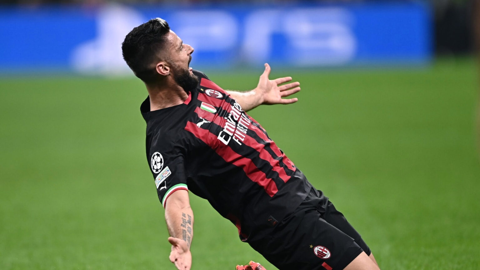 L'esultanza di Olivier Giroud dopo l'1-0 al Salisburgo.