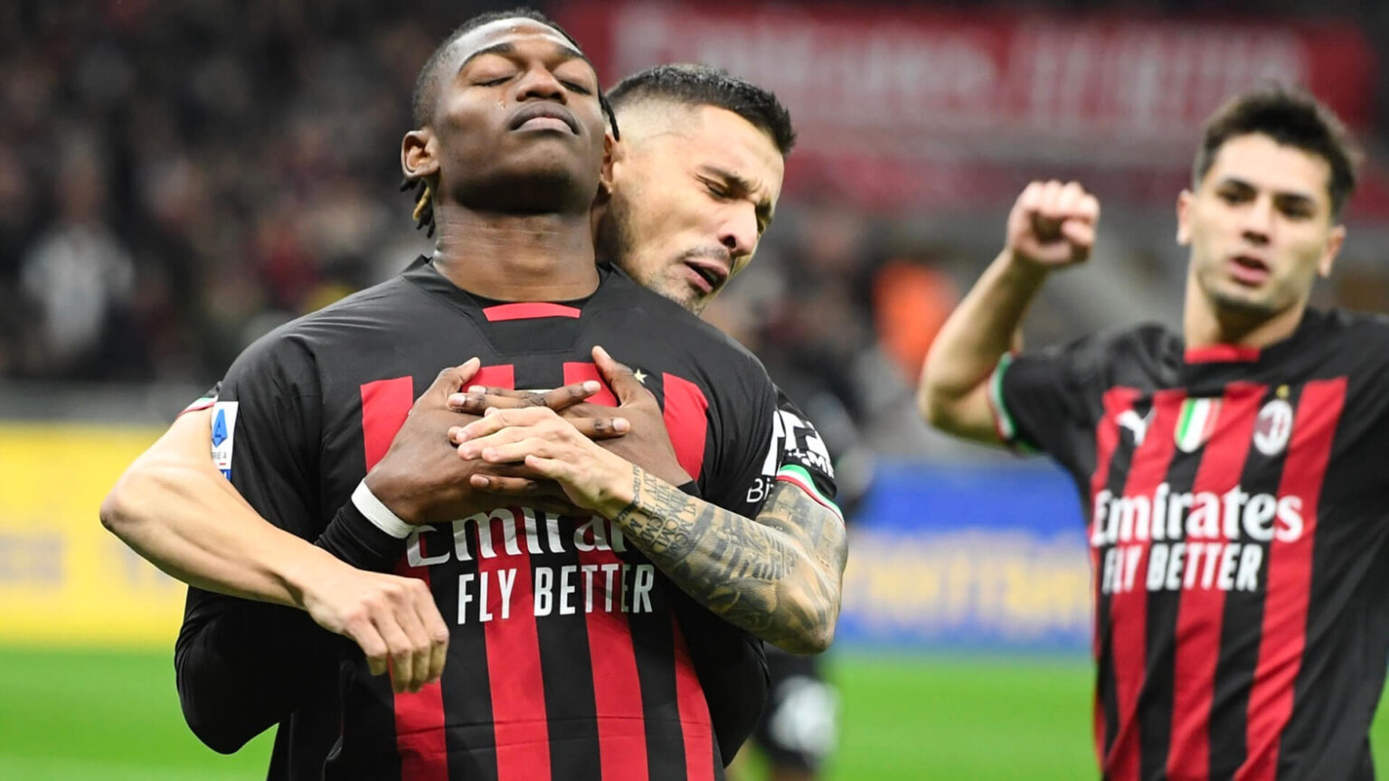 Milan-Fiorentina: Leao esulta dopo aver segnato la rete dell'1-0.