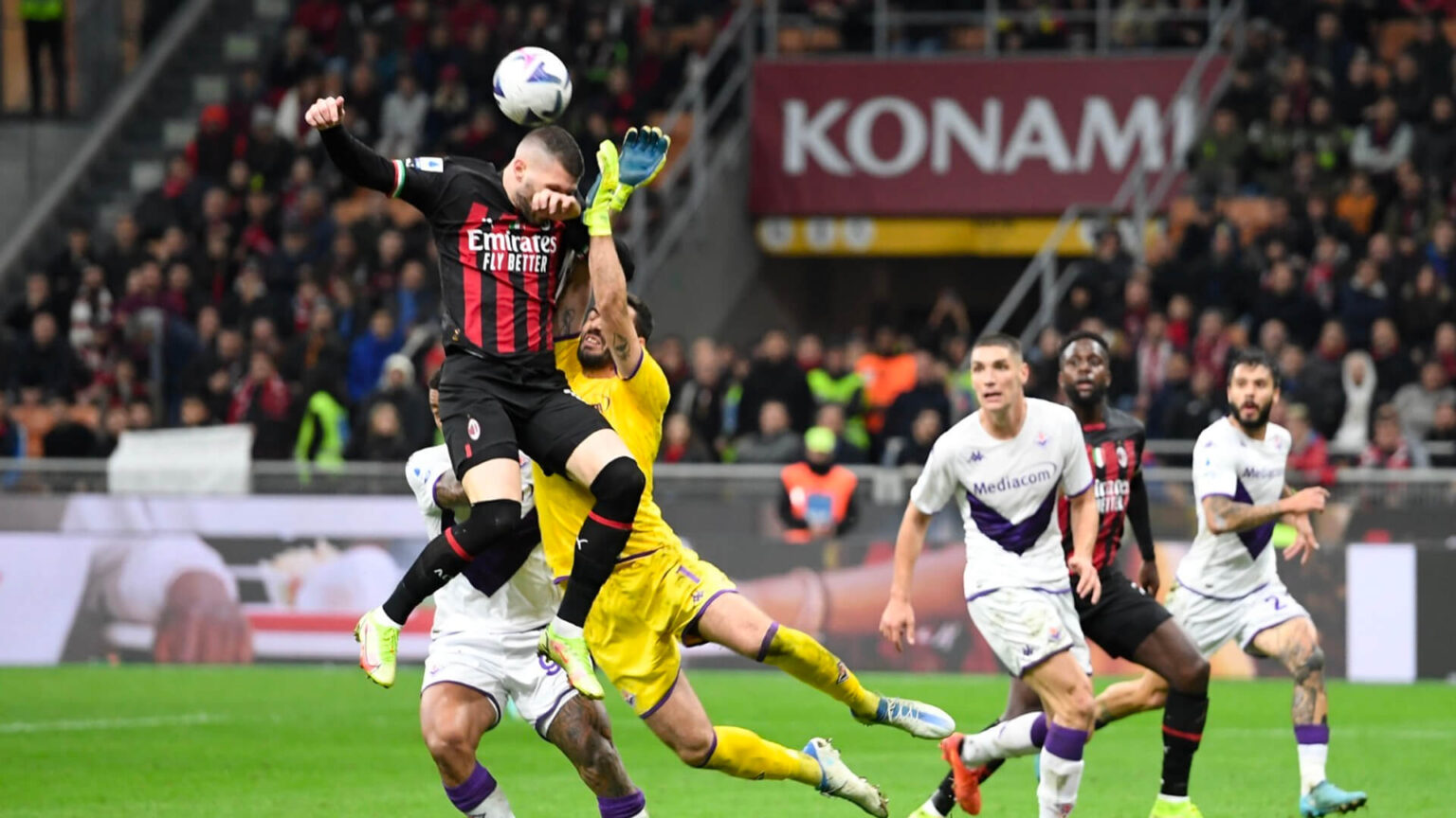 Milan-Fiorentina: Rebic contrasta Terracciano in occasione del 2-1 rossonero (autogol di Milenkovic).