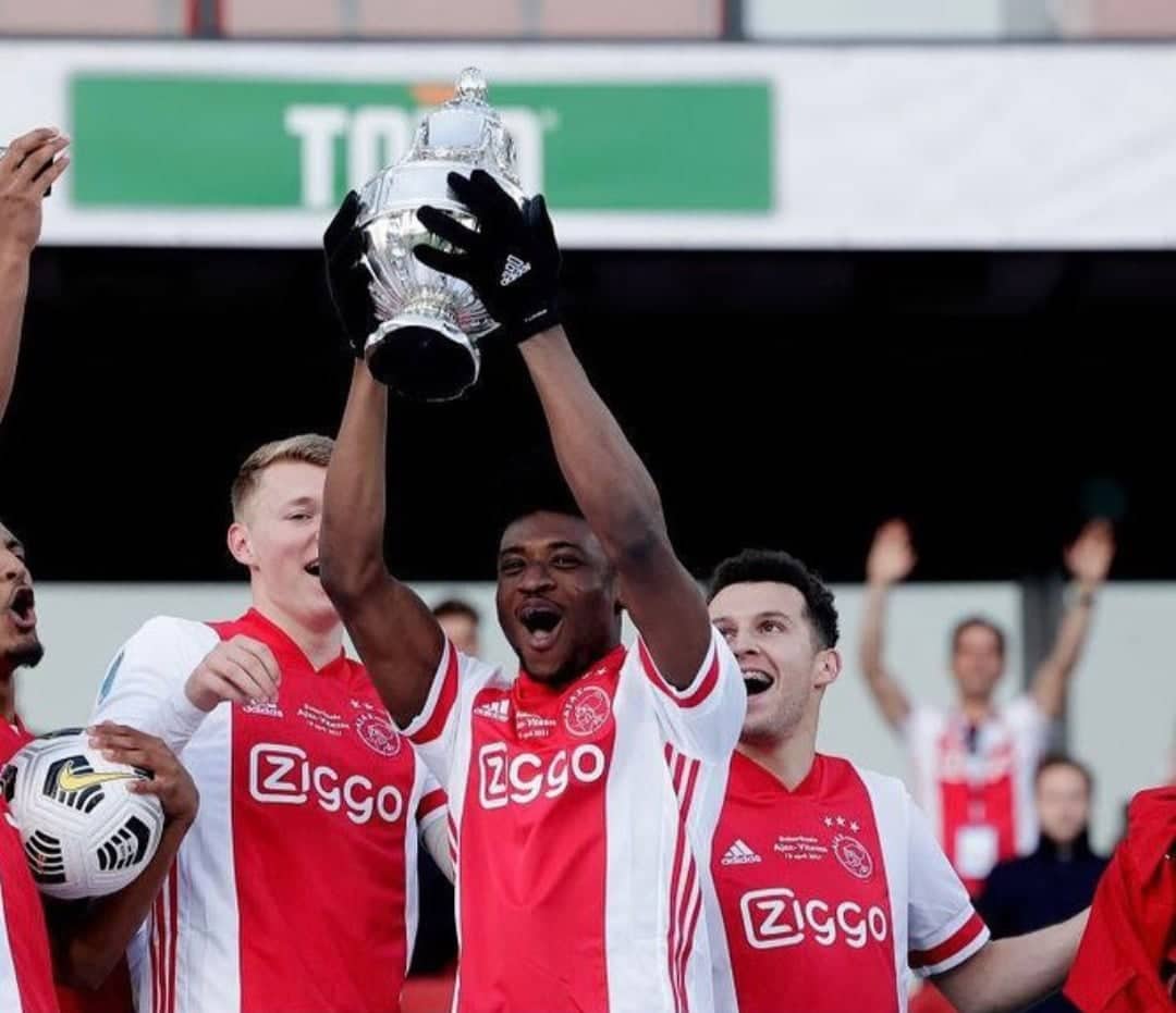 Kudus Ajax solleva trofeo
