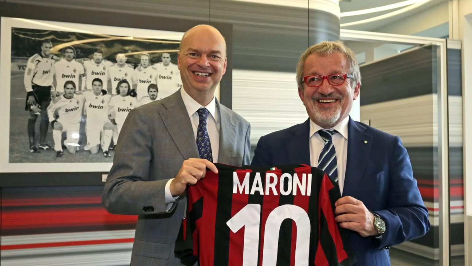Roberto Maroni si è spento dopo una lunga malattia Roberto Maroni insieme a Marco Fassone, ex dirigente del Milan.
