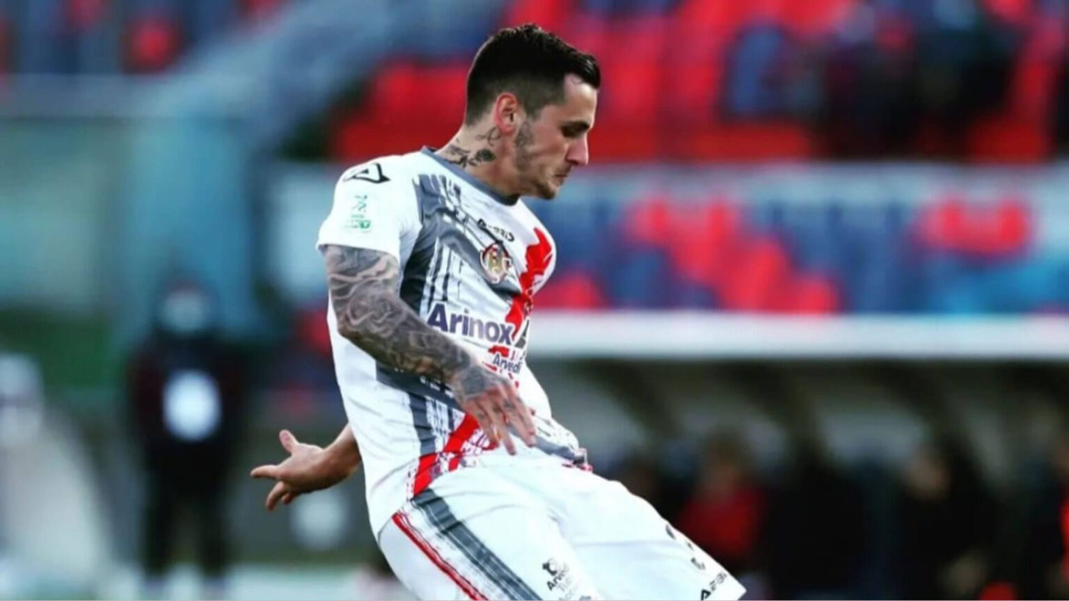 Emanuele Valeri, difensore Cremonese, contro il Milan