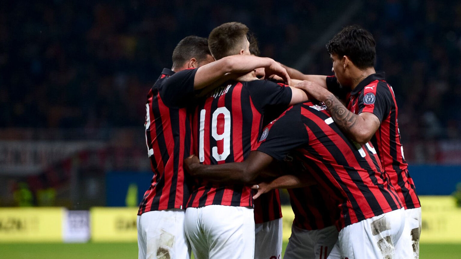 Milan, un ex attaccante rossonero è a un passo dal Verona Fabio Borini festeggiato dai compagni dopo un gol in rossonero contro il Bologna