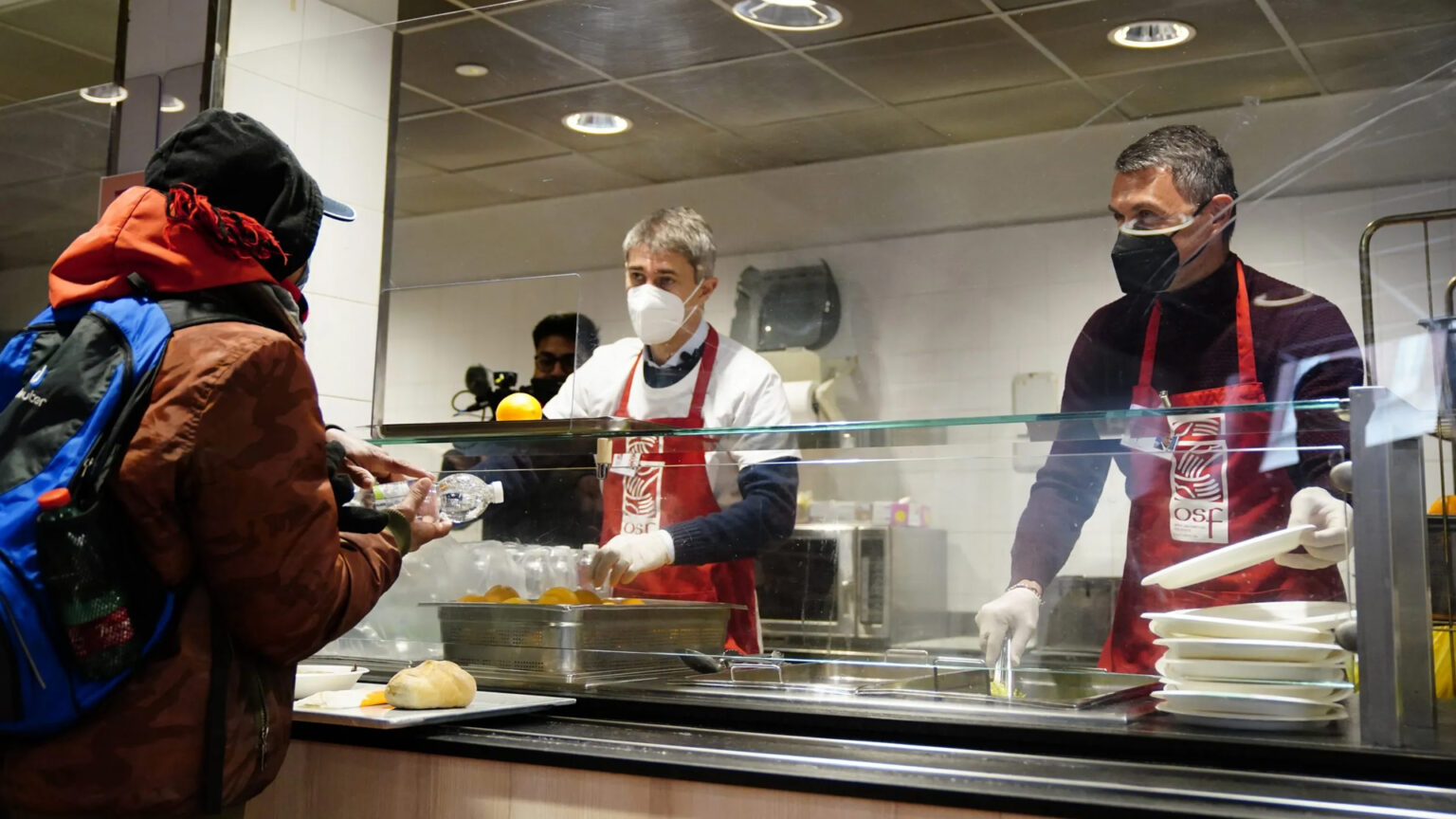 Milan, Maldini e Massara volontari alla mensa dei poveri Maldini e Massara volontari per un giorno
