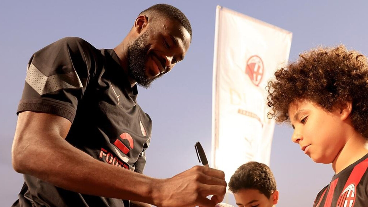 Milan Dubai Training Camp, Tomori firma autografi