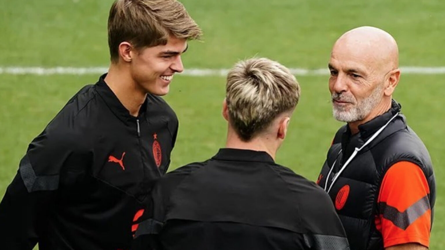 Milan, De Ketelaere cambia ruolo. Le parole di Pioli… Milan, Pioli a colloquio con De Ketelaere e Saelemaekers. (Fonte: instagram.com/charles.deketelaere90)