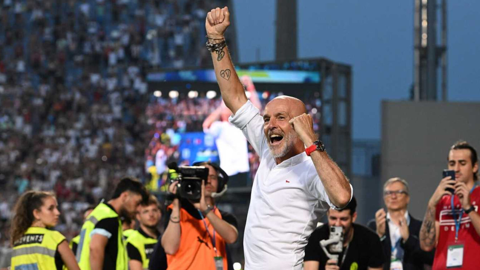 Milan, Pioli: «Una canzone per il nostro 2023? Scelgo…» Milan, Pioli balla sulle note di Gala...