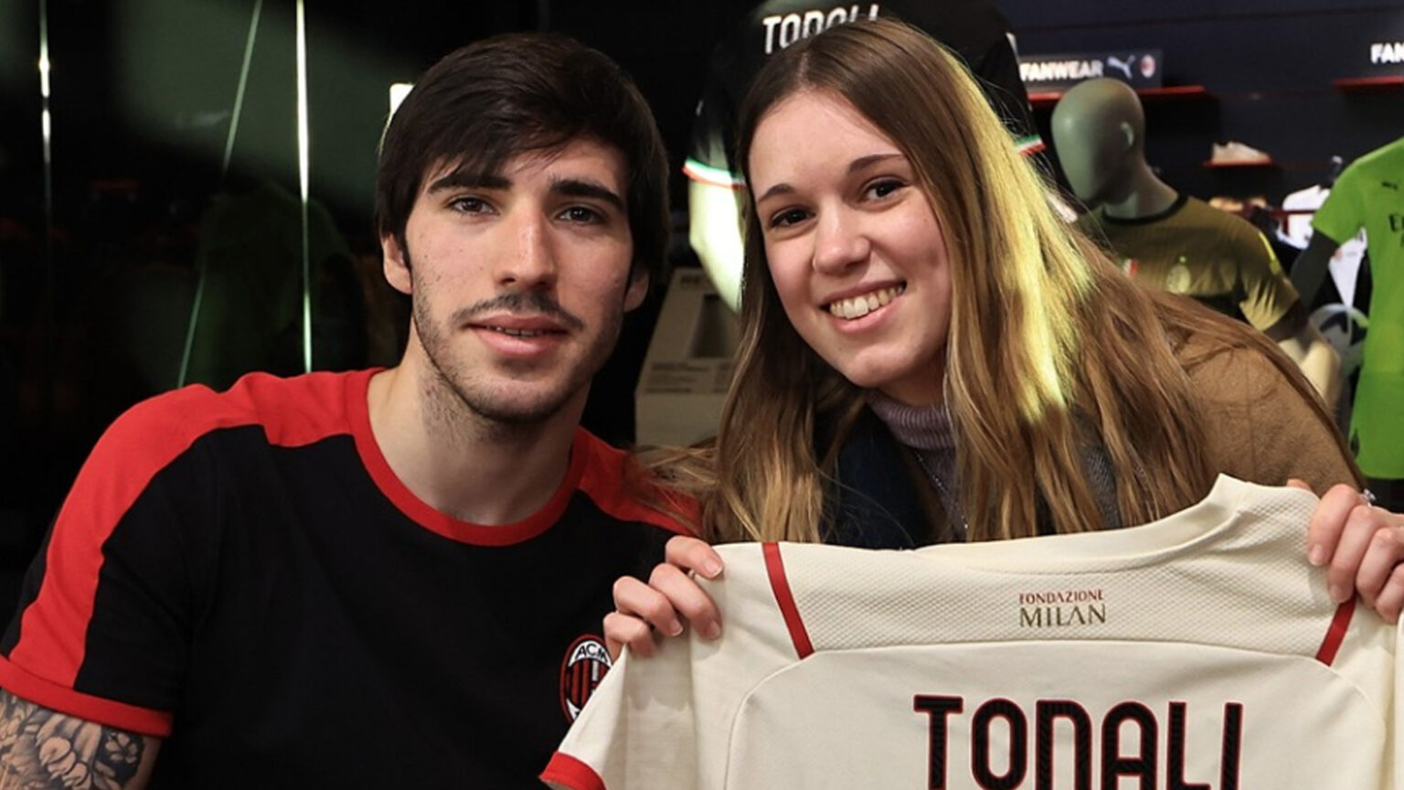 Milan, tutti pazzi per Tonali: «Noi e i tifosi, una cosa sola» Sandro Tonali durante il Meet&Greet a Casa Milan (fonte: instagram.com/acmilan)