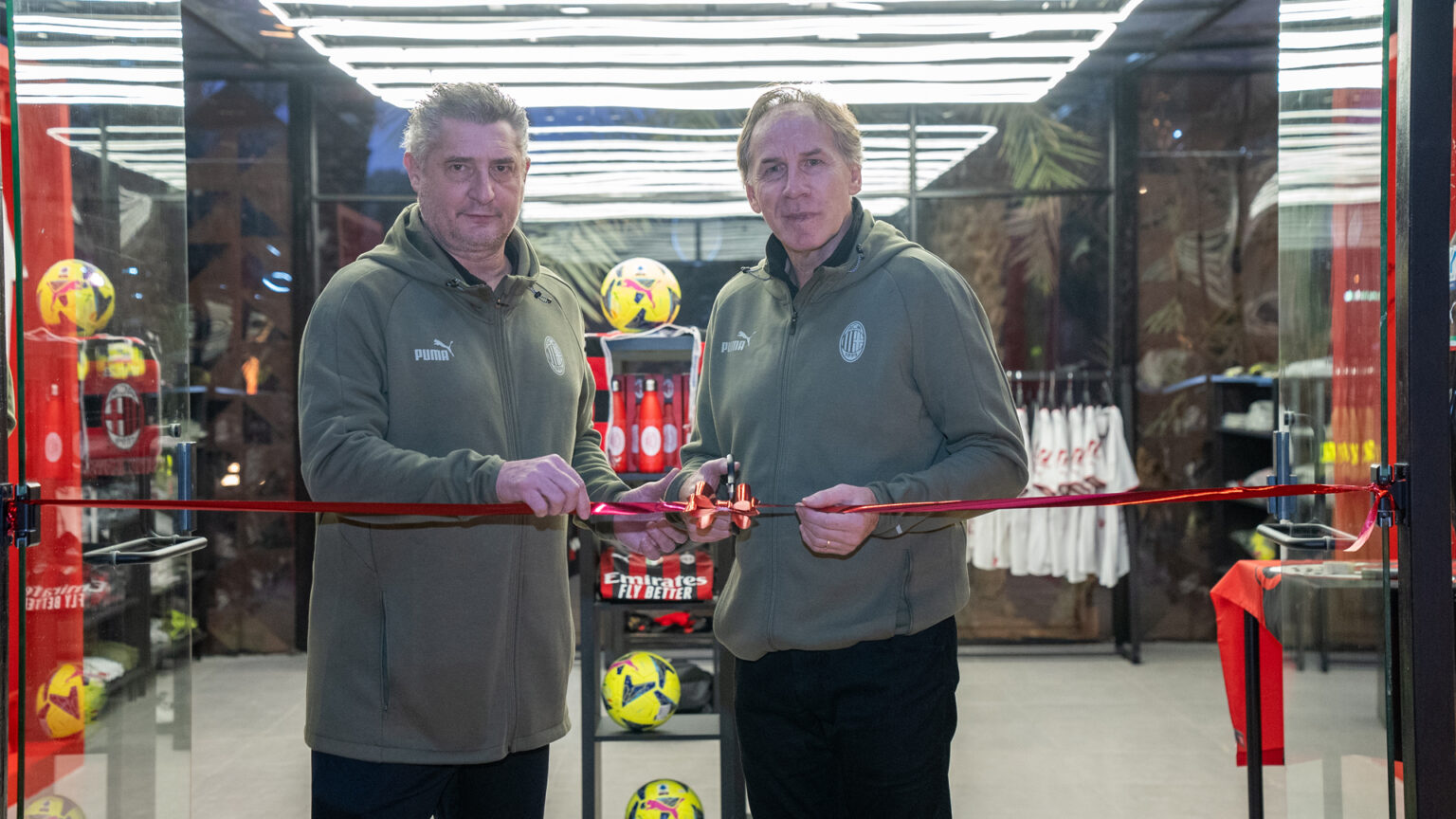 Calciomercato Milan, le parole di Franco Baresi e Daniele Massaro Daniele Massaro e Franco Baresi inaugurano il Pop Up store AC Milan a Riad