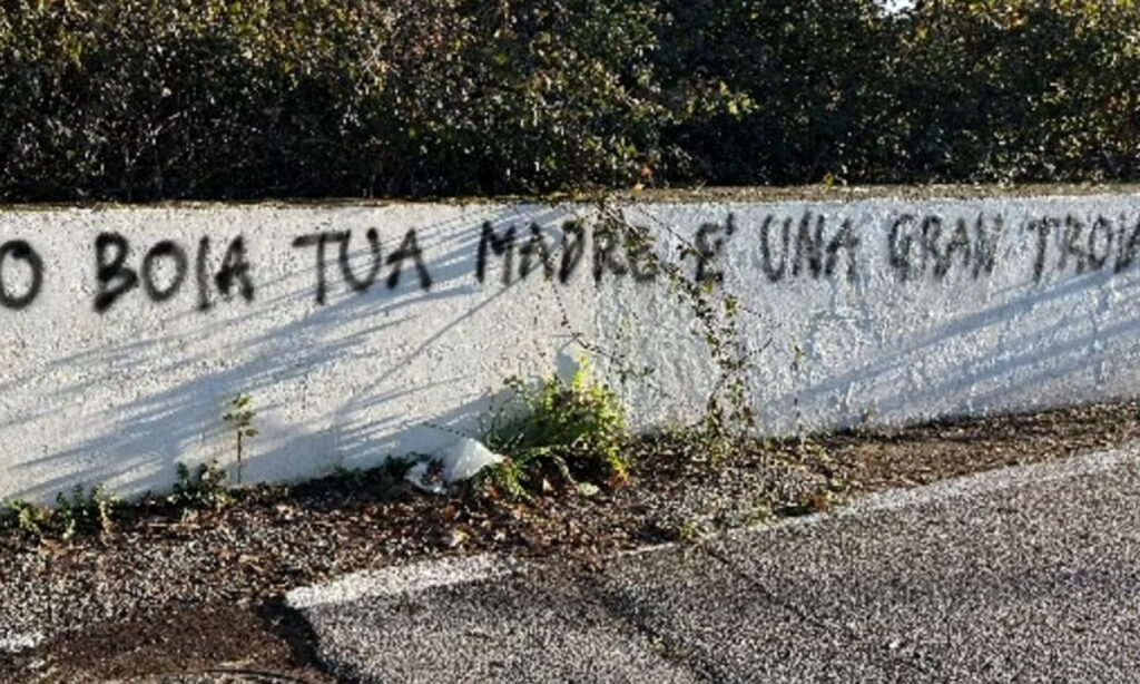 Frasi contro Nicolò Zaniolo all'esterno di Trigoria