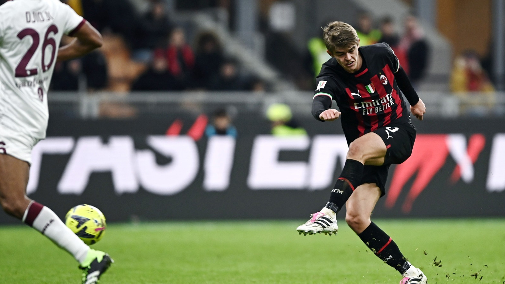 Charles De Ketelaere durante Milan-Torino di Coppa Italia.