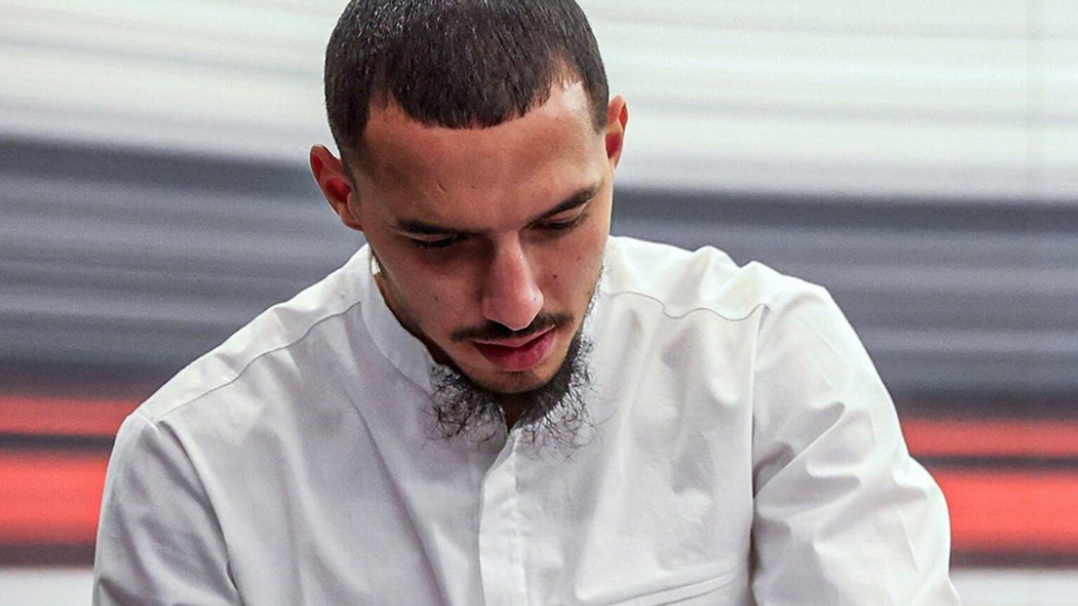 Intervista, Bennacer e il grande sogno: «Da Arles al Pallone d’Oro» Ismael Bennacer firma il rinnovo con il Milan fino al 2027, in dono la penna del club. (Fonte: instagram.com/ismaelbennacer)