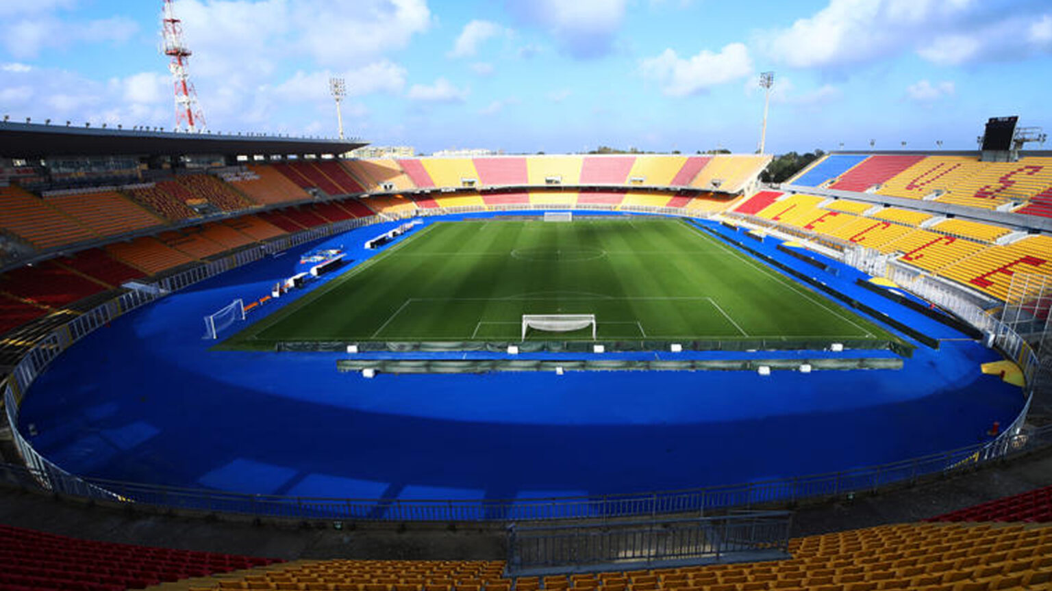 Lecce-Milan, D’Aversa avvisa Pioli: siamo pronti, lo stadio ci aiuterà Lo stadio Via del Mare di Lecce, teatro di Lecce-Milan