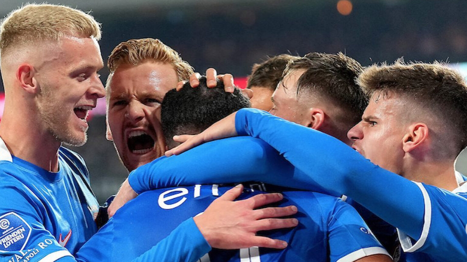 Milan, l’ex primavera Milos Kerkez seguito da tre club della Premier Milos Kerkez, ex Milan, e i suoi compagni dell'AZ Alkmaar. (Fonte: instagram.com/miloskerkezofficial)