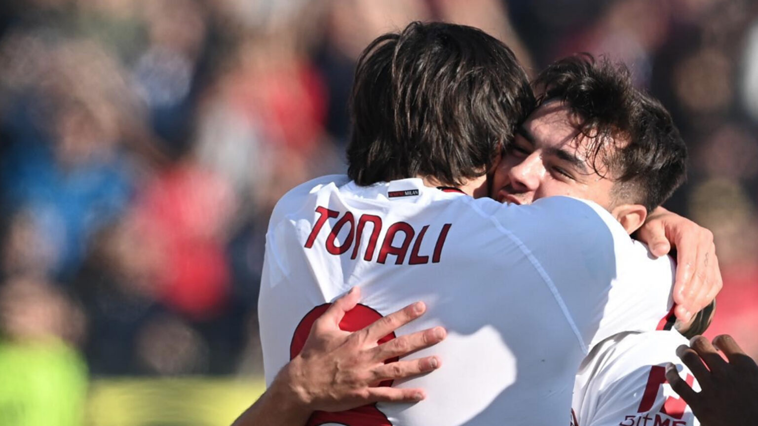 Milan, Tonali: «Leao vuole restare, dobbiamo tenercelo stretto» Tonali e Diaz durante Salernitana-Milan. (Fonte: instagram.com/acmilan)