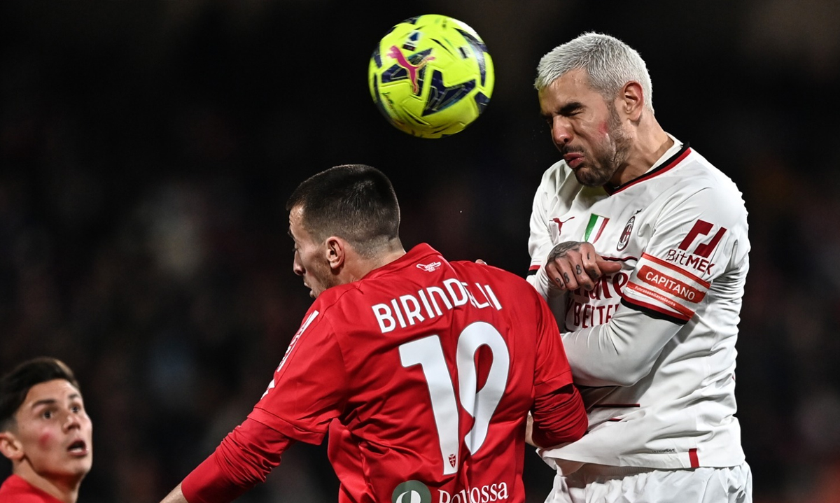 Contrasto tra Theo Hernandez e Birindelli durante Monza-Milan. (Credit: Image Photo Agency)