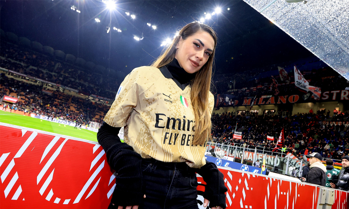 Melissa Satta a bordocampo durante Milan-Atalanta