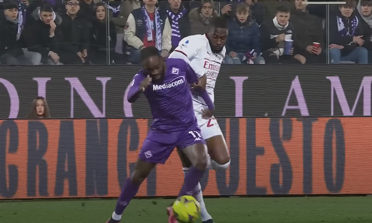 Il fallo di Tomori su Ikoné in campionato