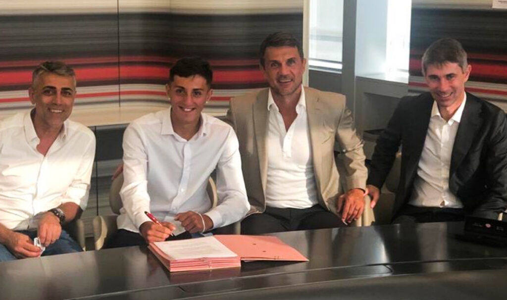 Marco Nasti e la sua prima firma con il Milan. (Fonte: instagram.com/marco_nasti_9)