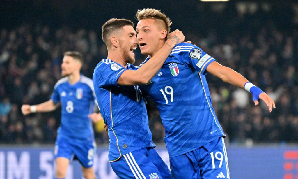 Mateo Retegui in gol con la maglia dell'Italia contro l'Inghilterra. (Credit: Image Photo Agency)