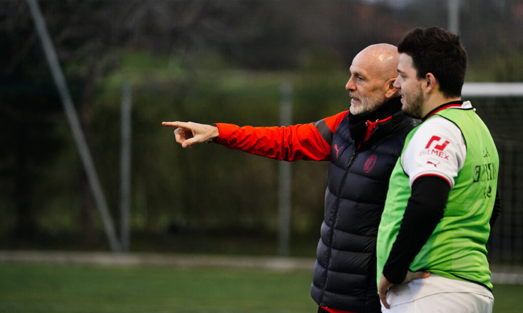 Stefano Pioli dirige l'allenamento del Vharese. (Credit: AC Milan)