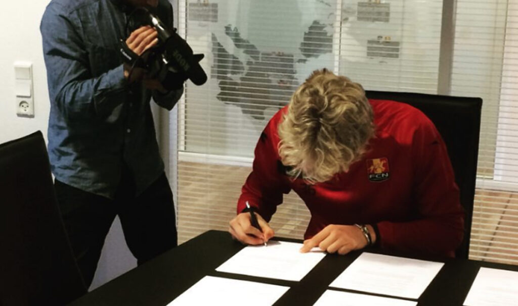 Victor Nelsson ai tempi della firma con il FCNordsjælland.(Fonte: instagram.com/victornelsson)