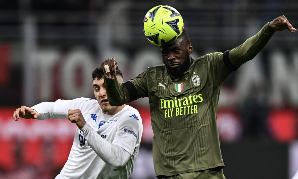 Contrasto di Origi durante Milan-Empoli. (Credit: Image Photo Agency)