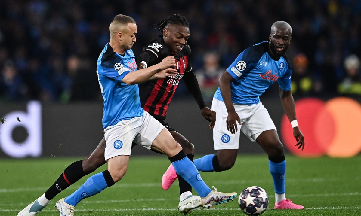 Leao in azione durante Napoli-Milan. (Credit: Image Photo Agency)