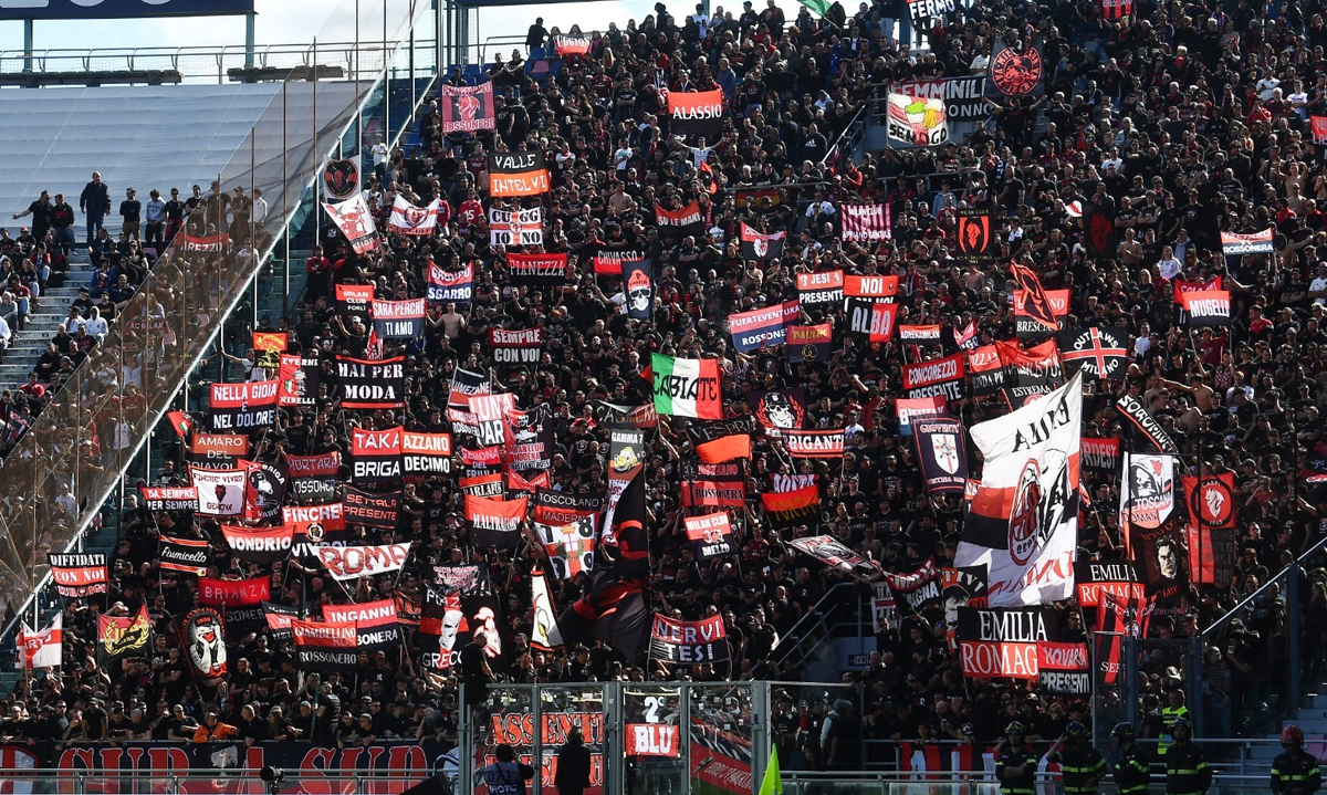 Lo spicchio dei tifosi rossoneri al Dall'Ara di Bologna. (Credit: Image Photo Agency)