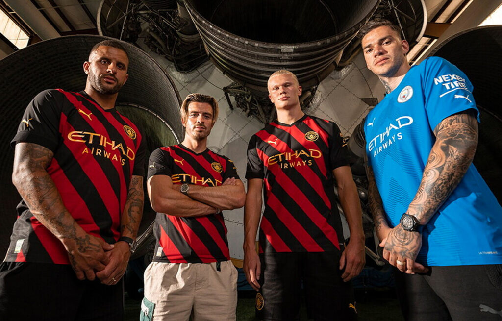 La maglia rossonera del Manchester City, un omaggio al Milan.