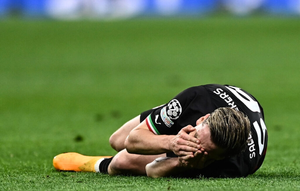 Milan-Inter, Alexis Saelemaekers a terra dopo uno scontro di gioco. (Credit: Image Photo Agency)