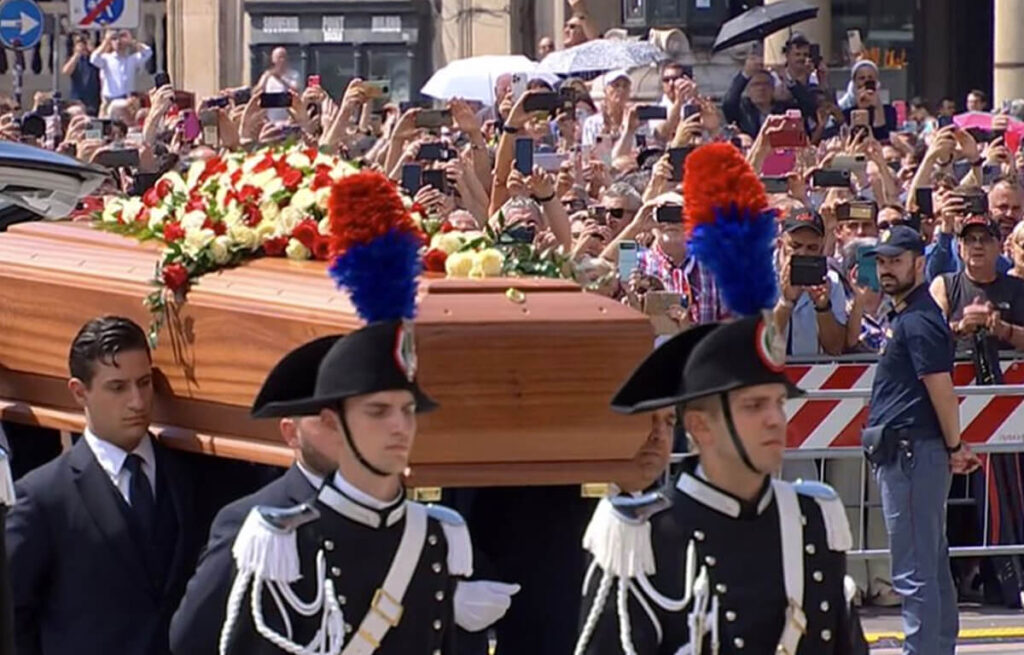 Il feretro di Silvio Berlusconi fa ingresso nel Duomo di Milano.