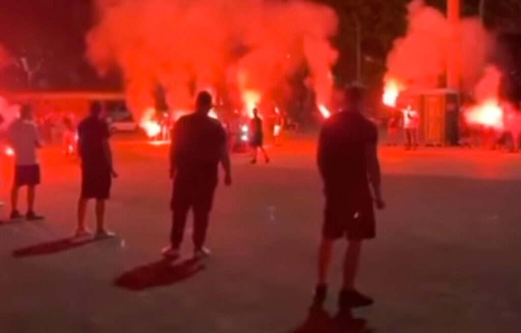 La torcida della Sud all'esterno del Meazza, l'ultimo omaggio a Berlusconi.