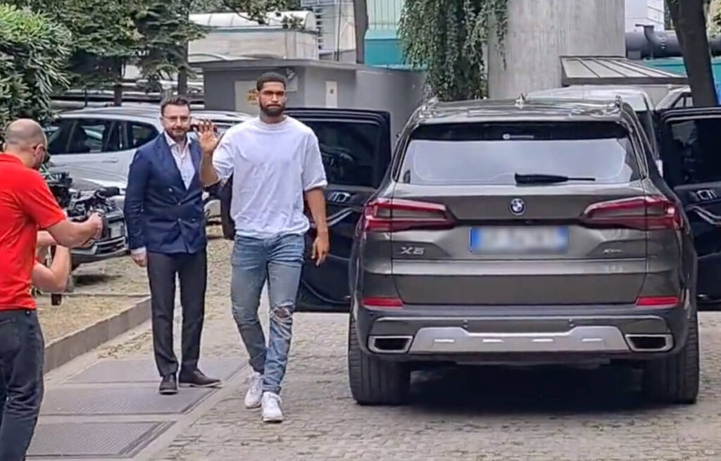 Visite mediche per il nuovo centrocampista del Milan Ruben Loftus-Cheek.