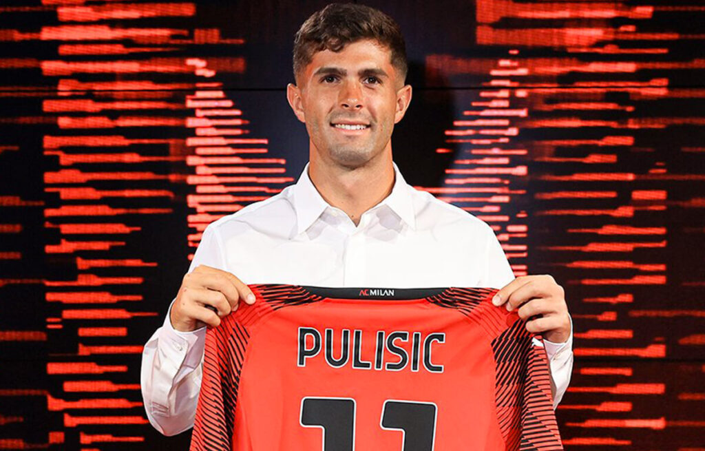Christian Pulisic posa con la nuova maglia del Milan numero 11.