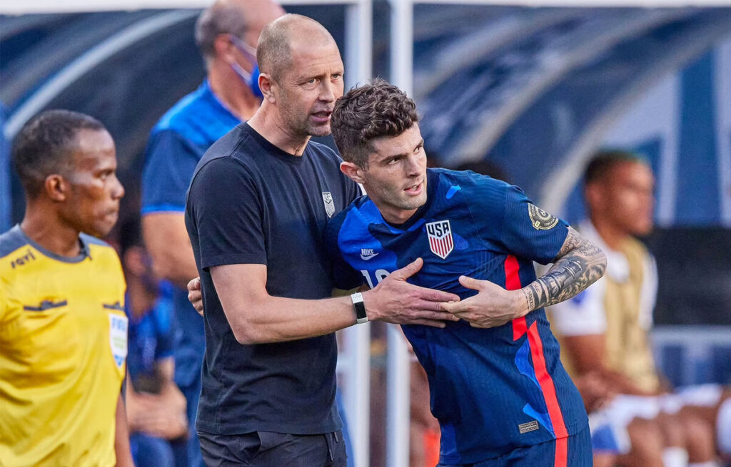 Il Ct degli Stati Uniti Gregg Berhalter e il nuovo trequartista del Milan Christian Pulisic.