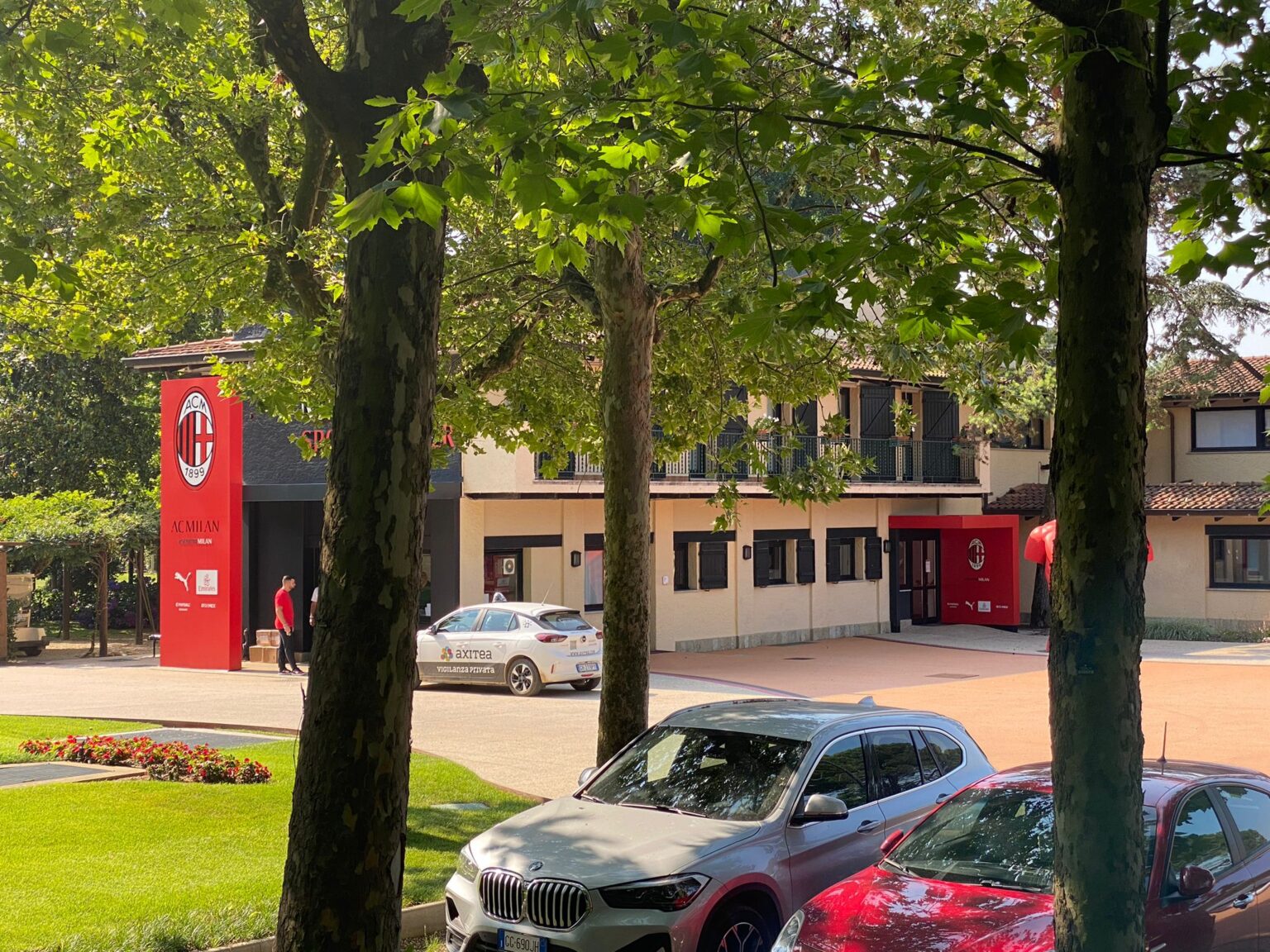 Verso Genoa-Milan, il programma dei rossoneri con la testa al campionato la Club House del centro sportivo di milanello