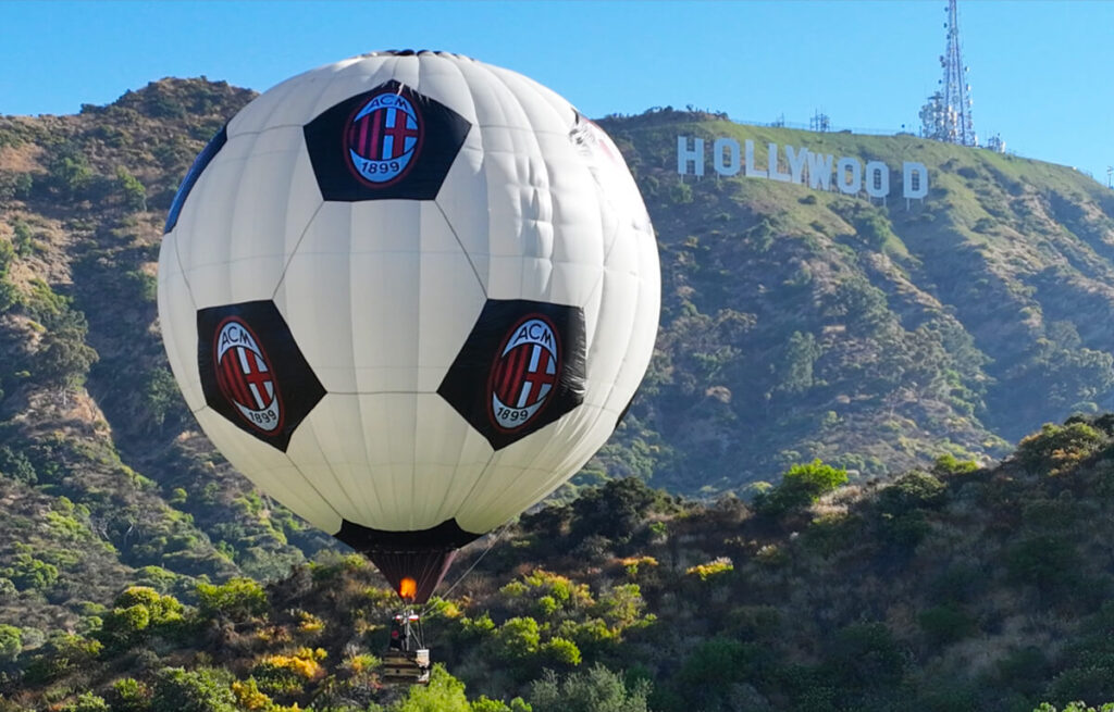 Una mongolfiera con lo stemma del Milan sta sorvolando le colline di Los Angeles.