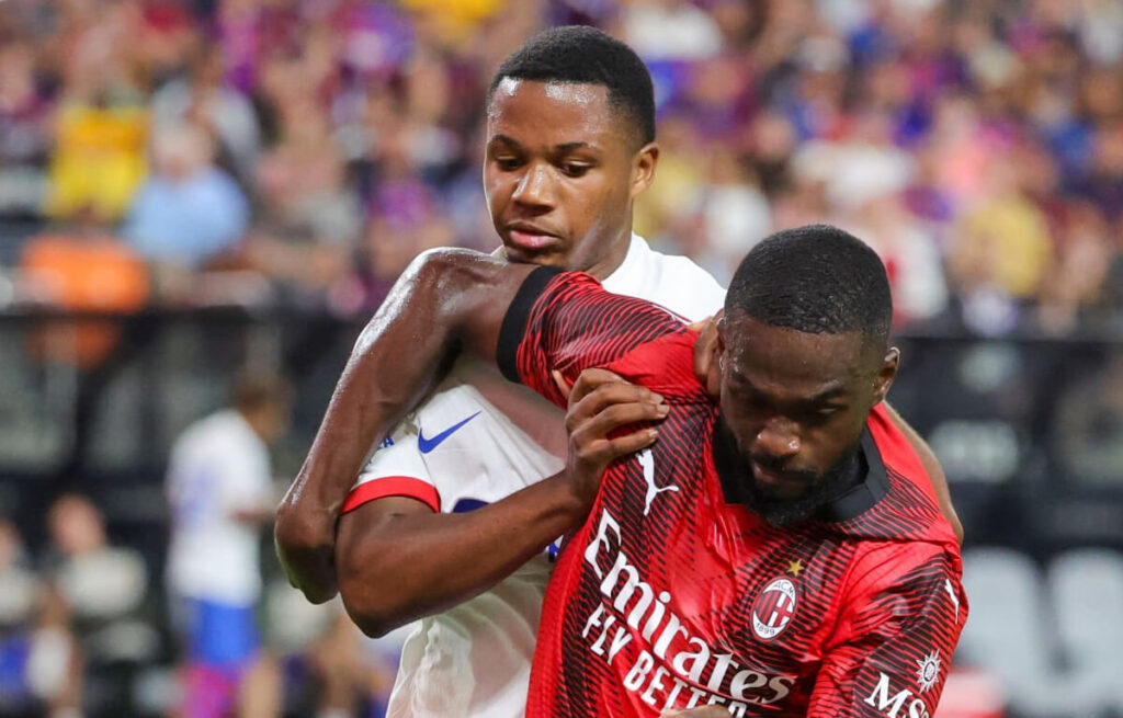 Milan-Barcellona, Ansu Fati, l'autore del gol, e Fikayo Tomori.