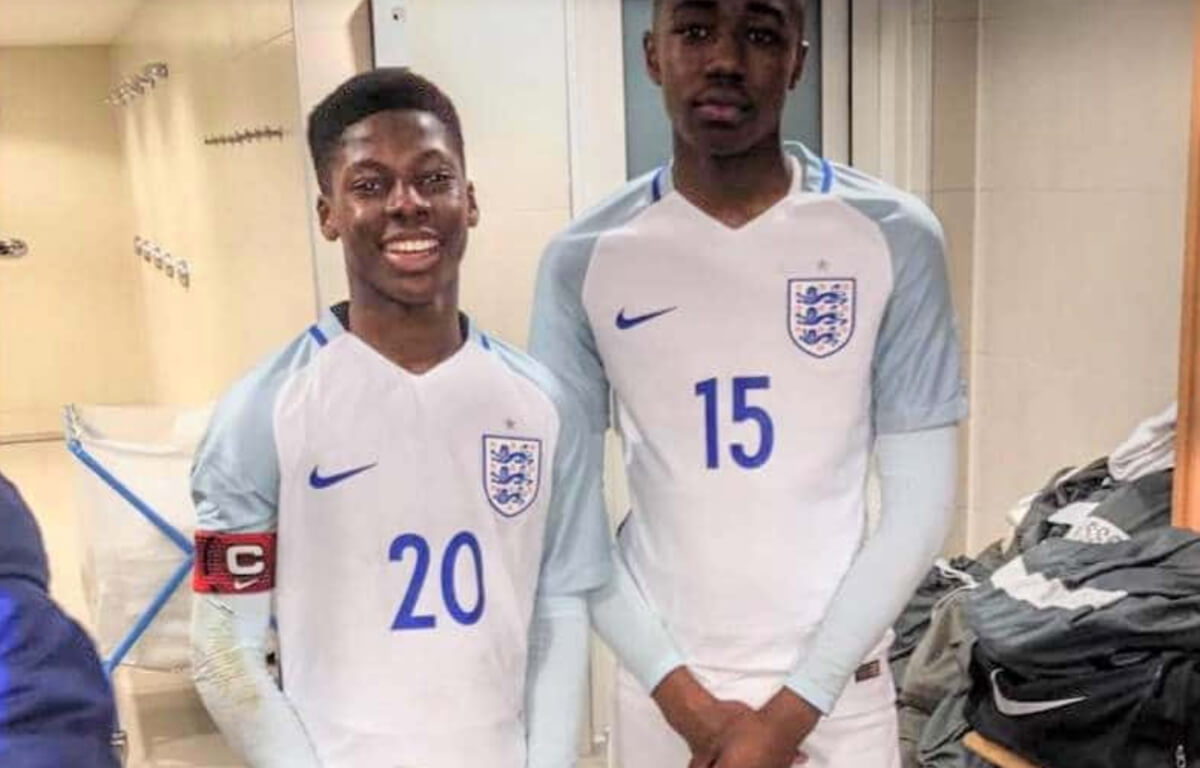 Yunus Musah con un compagna di squadra nelle giovanili della Nazionale inglese.