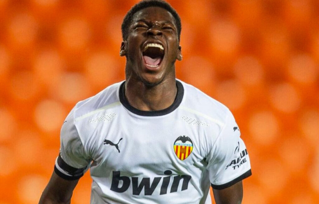 Yunus Musah esulta con la maglia del Valencia.