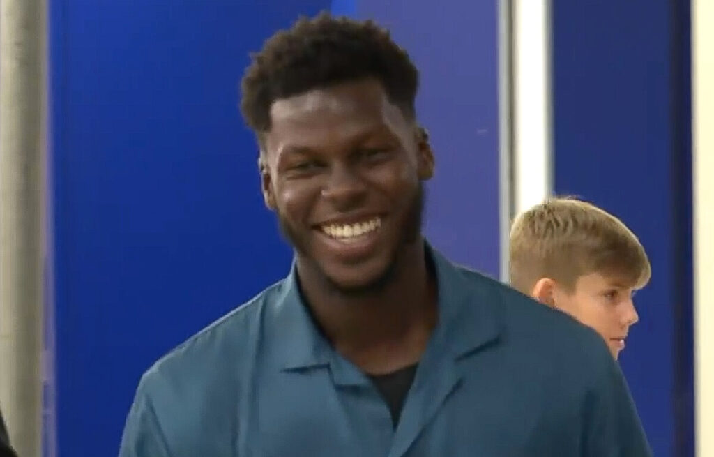 Calciomercato Milan, arriva Musah ma Krunic? Yunus Musah sorridente al suo arrivo a Linate.