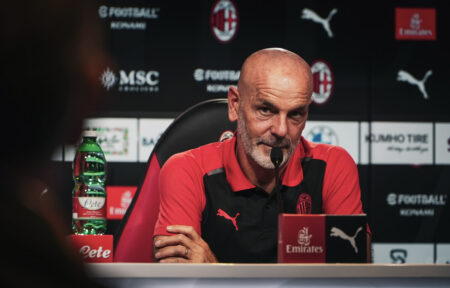 Milan, Pioli: «Loftus-Cheek ci sarà, Pulisic tornerà per il PSG» L'allenatore del Milan, Stefano Pioli, in conferenza stampa a Milanello. (Credit: AC Milan, per gentile concessione)