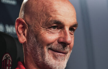 Milan, Stefano Pioli esulta: eravamo considerati brocchi ma ora… L'allenatore del Milan, Stefano Pioli, in conferenza stampa a Milanello. (Credit: AC Milan, per gentile concessione)