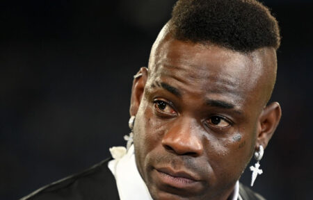 Balotelli con gli orecchini