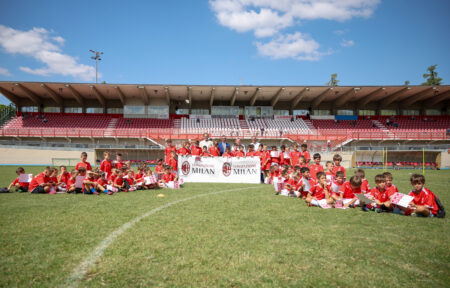 Fondazione Milan, aiuti ai bambini dell’Emilia colpiti dall’alluvione Bambini che fanno sport insieme a Fondazione Milan allo stadio di Forlì